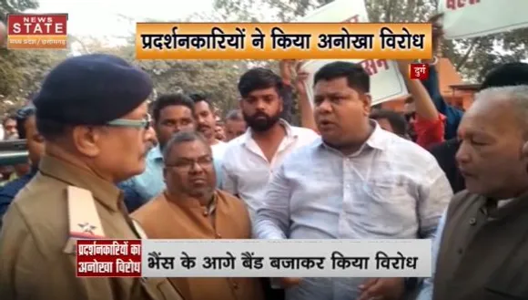 Chhattisgarh News : Durg में शराब दुकान हटाने का आंदोलन तेज.. प्रदर्शनकारियों ने किया अनोखा विरोध |
