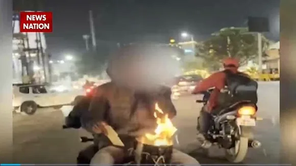 Viral Video : सर्दी से बचने के लिए बाइक पर सुलगाई आग की भट्टी, वीडियो देख हो जाएंगे हैरान |