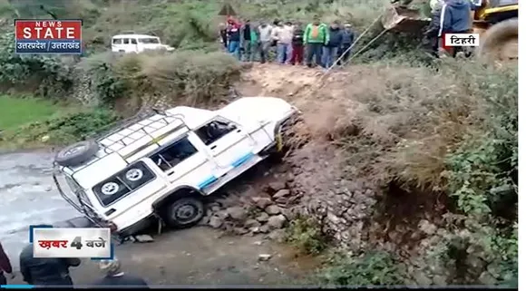 Uttarakhand News : Tehri में तेज रफ्तार जीप घर की छत पर चढ़ी |