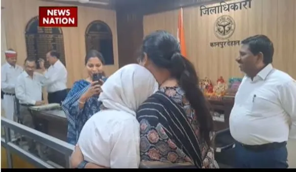 Kanpur DM : कानपुर डीएम की अनोखी पहल, जनसुनवाई के समय वृद्ध महिला के पोछे आंसू