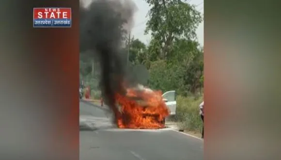 Uttar Pradesh News : हाथरस में कार में लगी भीषण आग