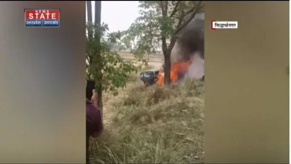 Uttar Pradesh News : सिद्धार्थनगर में बाइक चालक को बचाने में पेड़ से टकराई कार, कार में लगी आग