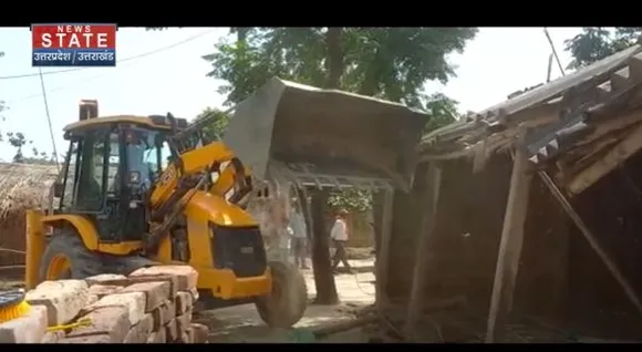 Uttar Pradesh : Lakhimpur Kheri में मस्जिद और मदरसे पर चला बुलडोजर
