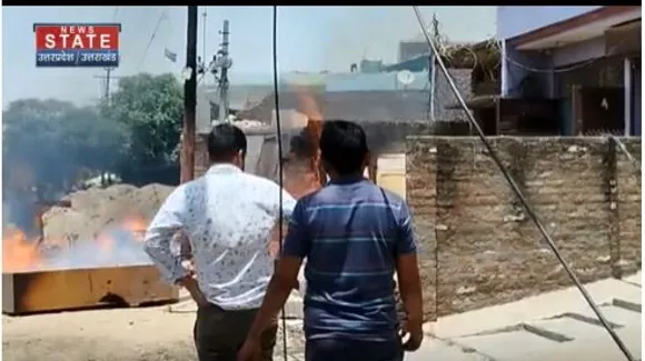 Uttar Pradesh News : अलीगढ़ में शार्ट सर्किट से कबाड़ गोदाम में लगी आग