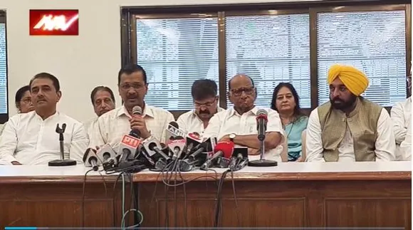 Delhi News : अध्यादेश के खिलाफ NCP प्रमुख शरद पवार से मिले CM अरविंद केजरीवाल