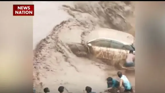Heavy Rain : पंचकुला में बाढ़ का विकराल रुप, तेज बहाव में फंसे कार सवार