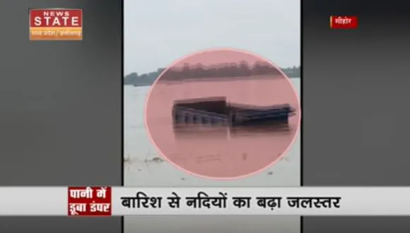 Madhya Pradesh News : सिहोर में नर्मदा नदी में रेत भरने आया डंपर पूरी तरह पानी में डूबा