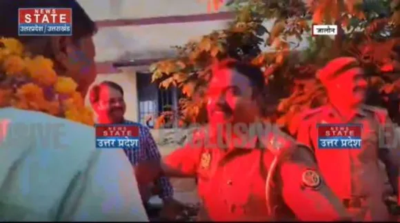 Uttar Pradesh News : जालौन में दारोगा के रिटायरमेंट पर पुलिसकर्मियों ने जमकर किया डांस
