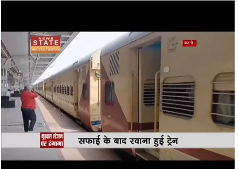 ट्रेन में गंदगी देख भड़क सैेप का जवान, सफाई के बाद रवाना हुई ट्रेन
