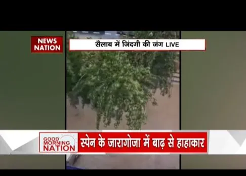 स्पेन के जारागोजा में बाढ़ से हाहाकार, पानी के तेज बहाव में फंसी लड़की