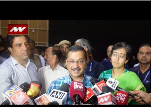 दिल्ली के सीएम केजरीवाल ने आईआईटी और नीट के छात्रों से की मुलाकात, बढ़ाया हौसला