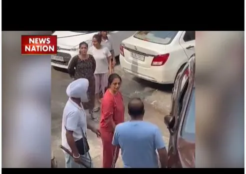 दिल्ली में पार्किंग को लेकर विवाद हो गया जिसके बाद शख्स की ड़डे से पीटाई कर दी