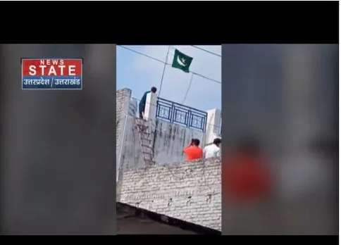 मुरादाबाद में घर पर पहराया पाकिस्तान का झंडा, आरोपी कपड़ा कारोबारी पर एक्शन