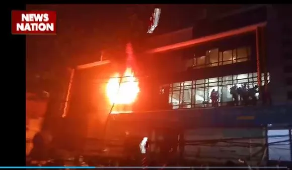 Uttar Pradesh Breaking : Lucknow के कैनरा बैंक में लगी भीषण आग