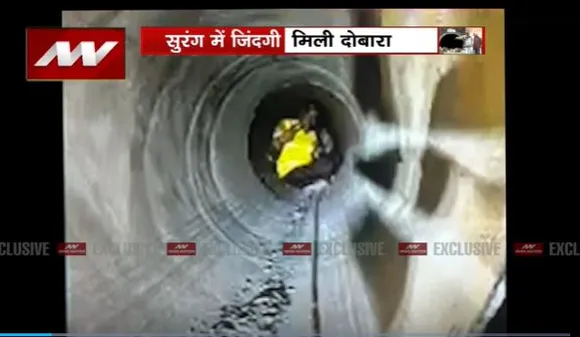 Uttarkashi Tunnel Rescue : टनल से बाहर निकलते मजदूर की पहली तस्वीर