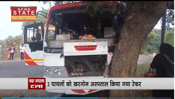 Madhya Pradesh News : Khargone में निजी बस अनियंत्रित होकर पेड़ से टकराई