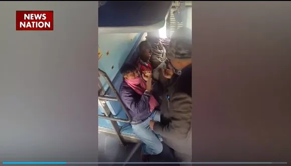 Uttar Pradesh : TTE ने यात्री पर जमकर बरसाए थप्पड़, video viral होने पर रेलवे ने की कार्रवाई