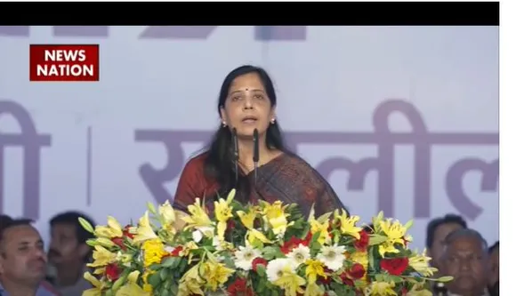 इंडिया गठबंधन की रैली रामलीला मैदान में शुरू, केजरीवाल की पत्नी सुनीता पढ़ रही है उनका संदेश