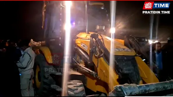 Assam: JCB Backhoe Loader Goes Rogue in Tezpur; Many Lives Narrowly Saved