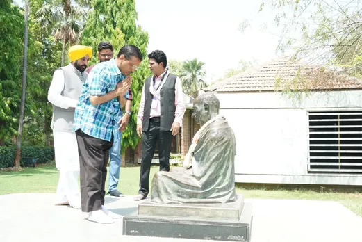 AAP Leaders Pay Tribute to Gandhiji Ahead of Gujarat Polls