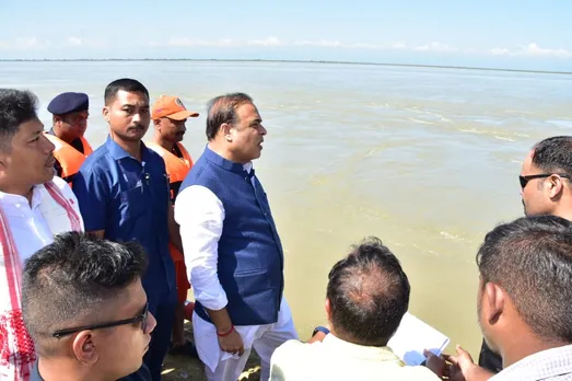 CM Sarma Inspects Erosion-Affected Embankment in Assam’s Dibrugarh