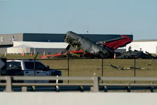 Military Aircrafts Crash Mid-Air During Air Show in Dallas, 6 Dead 
