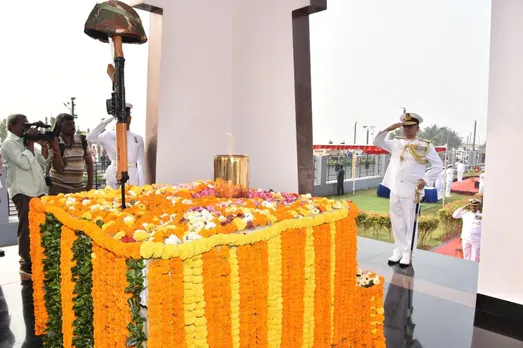 Eastern Naval Command Pays Tributes to Bravehearts on Navy Day