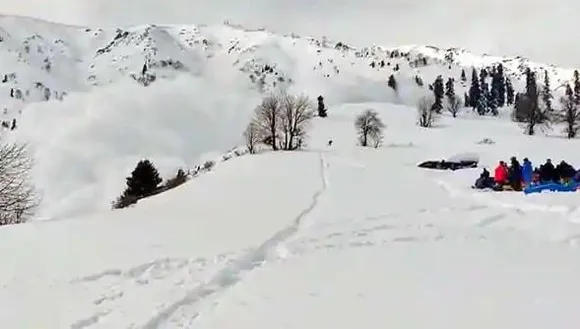 Massive Avalanche in J&K’s Gulmarg Kills 2 Foreigners, 21 Rescued