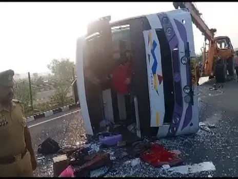 Bus Carrying Labourers Overturns in Uttar Pradesh, 30 Injured