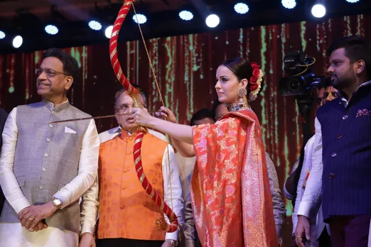 Kangana Ranaut Becomes 1st Woman to Perform Ravan Dahan at Lav Kush Ramleela