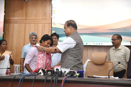 Assam CM Felicitates Uma Chetry; Gives Rs 10 Lacs Cash Reward