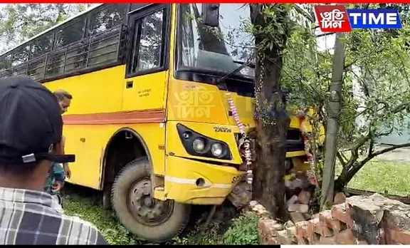 Assam: School Bus Carrying Around 50 Students Crashes Into Tree in Margherita