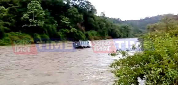 Mahur River sweeps away five dumpers