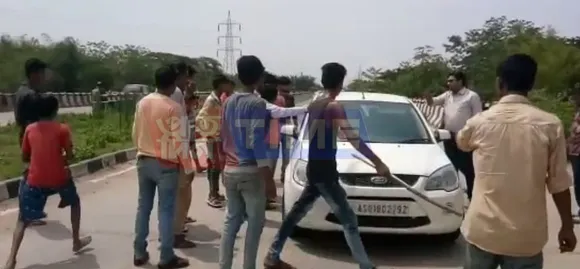 Bandh supporters attack vehicles at Dabaka