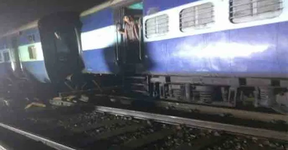 Three coaches of the Mumbai-Howrah Mail derail in Nashik