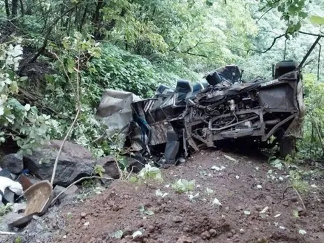 Bus falls into gorge in Raigad, kills 33