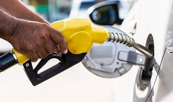 Petrol Price Crosses Rs. 100 Mark in Mumbai