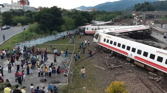 Train crash Kills 17, Injures 120 in Taiwan
