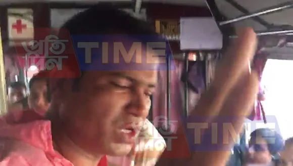 Pervert beaten up for flashing genital in bus