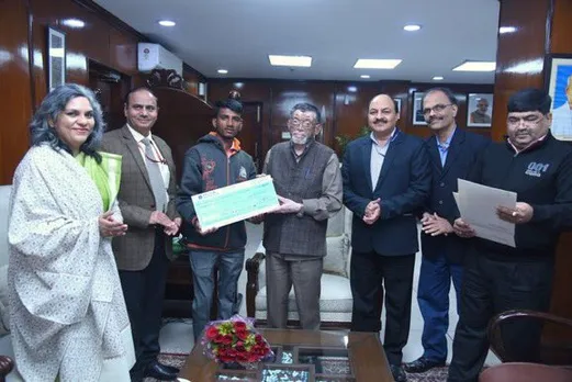 Food delivery boy receives Rs 1 lakh reward