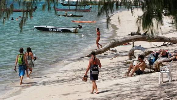 Tourists flee Thai islands ahead tropical storm