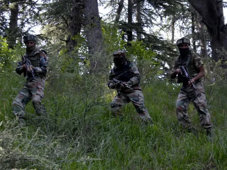 Ind-Pak trade heavy fire on LoC