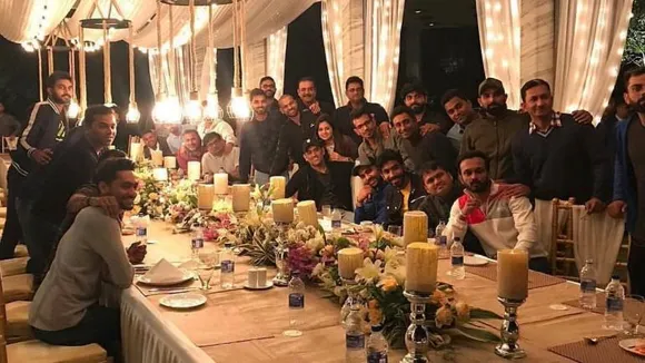 Dhoni hosts dinner for Team India