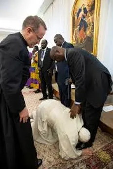 Pope kneels before Warring leaders to stop fighting