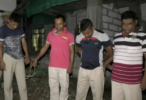 5 policemen looted Rs. 4 lakh from commuters