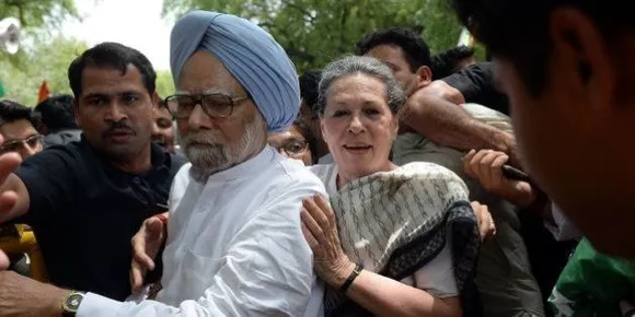 Sonia, Manmohan visit Tihar jail
