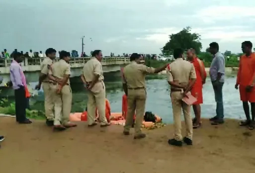 6 killed as SUV falls into canal