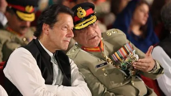 Pak PM isolated; Army chief meets business leaders
