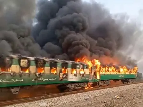Pakistan: 16 killed as fire engulfs express train
