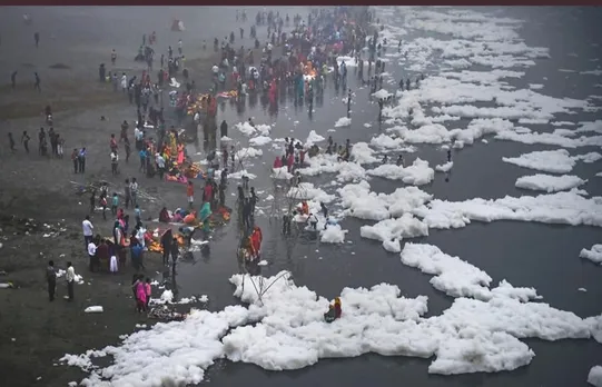 DELHI | Chhath devotees offered prayers Amid Toxic foam